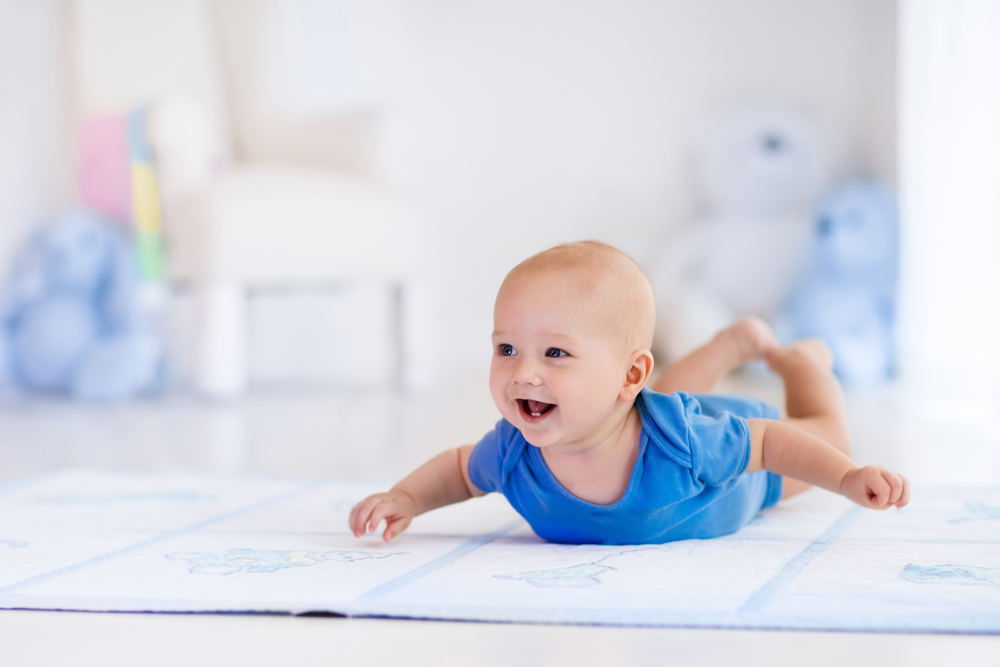 3 Cara Melatih Bayi Tengkurap Secara Aman dan Nyaman